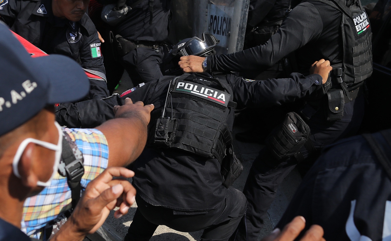 Policías vs policías: unos se manifiestan en Acapulco, otros los desalojan