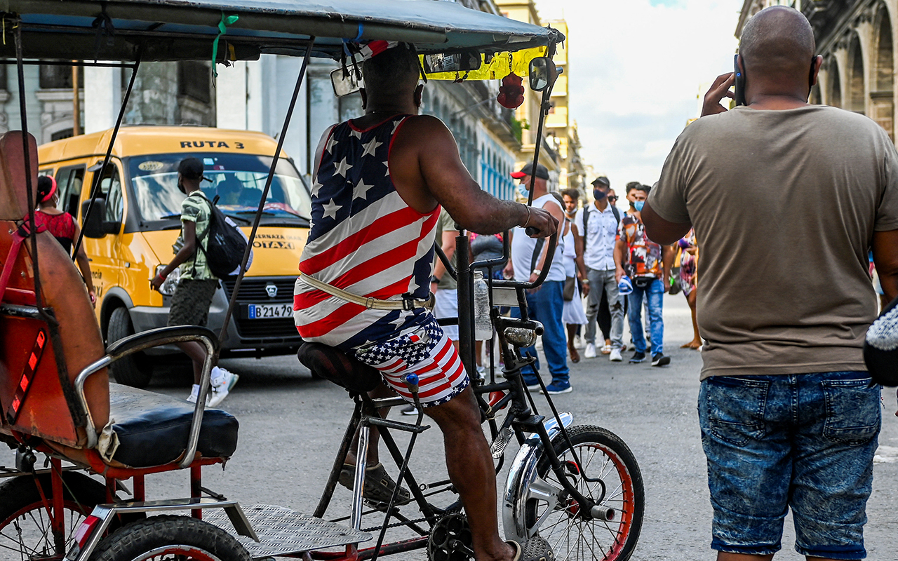 Estados Unidos levanta restricciones de viajes y remesas a Cuba