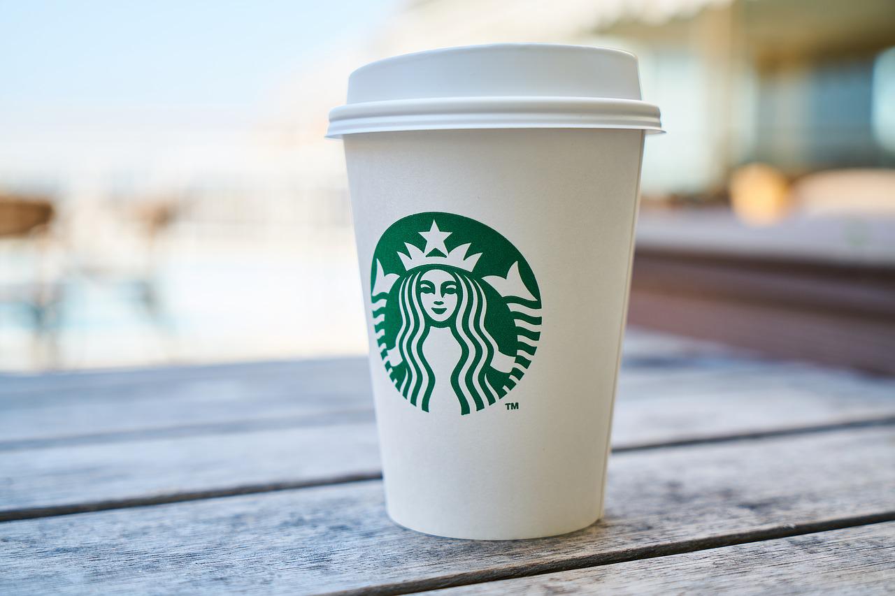 Despacho exige a cafeterías, a nombre de Starbucks, quitar la palabra ‘frappuccino’ de menús