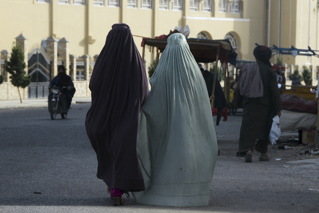 Los talibanes ordenan a las mujeres usar obligatoriamente la burka en las calles de Afganistán