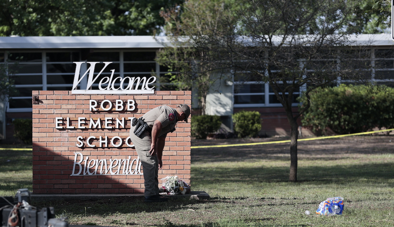 Abbott: Autor del tiroteo publicó en Facebook que atacaría la escuela en Texas