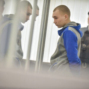 Soldado ruso procesado por crímenes de guerra en Ucrania recibe cadena perpetua