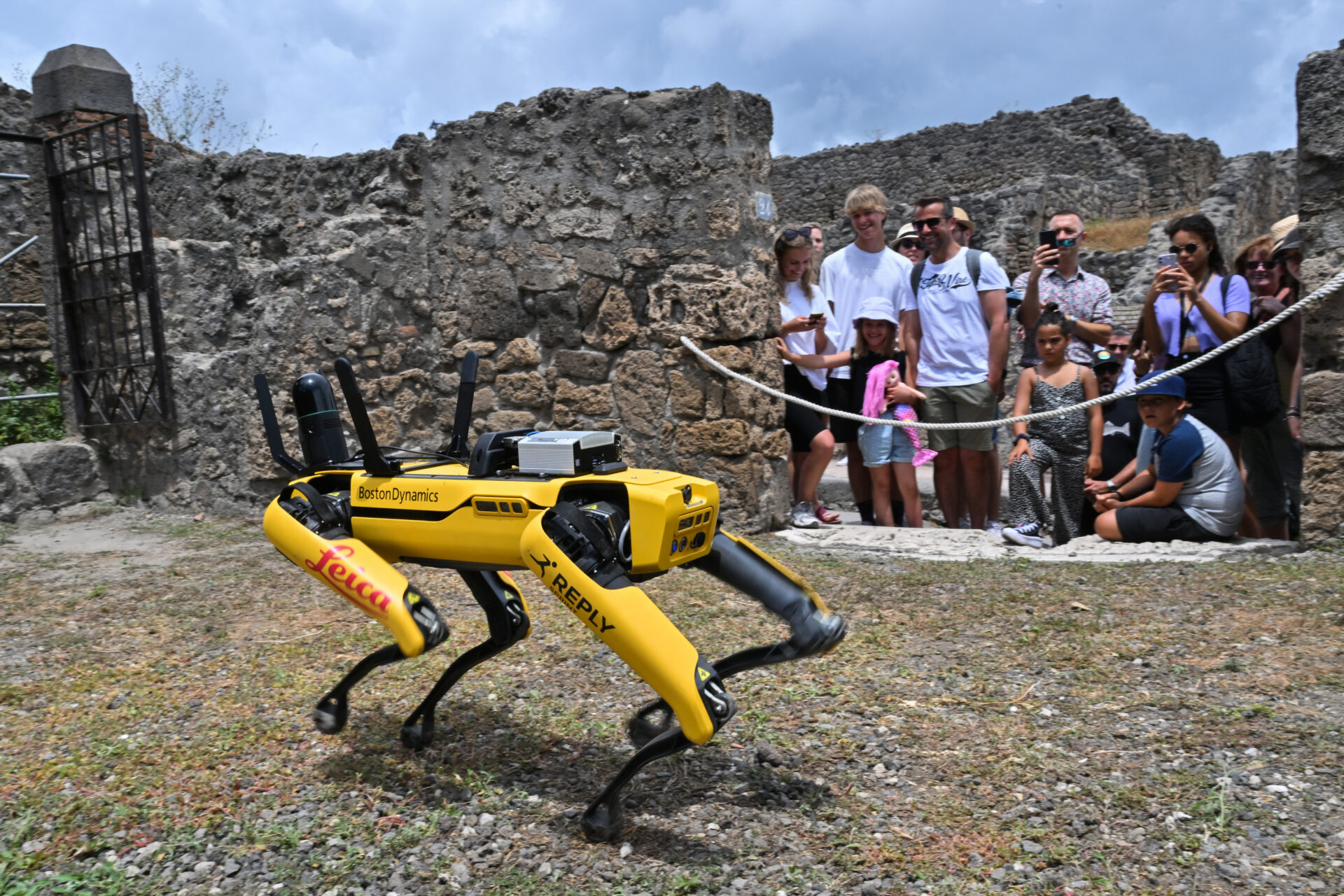 Un perro robot examina las ruinas de Pompeya