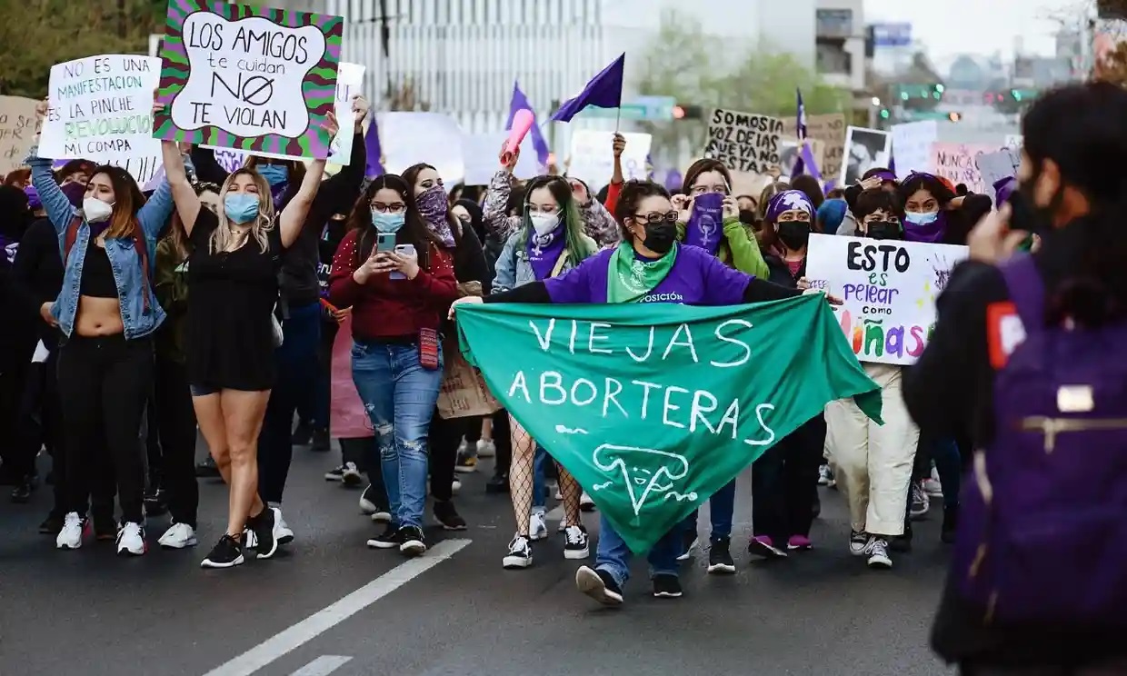 Cómo las feministas mexicanas están ayudando a las estadounidenses a abortar