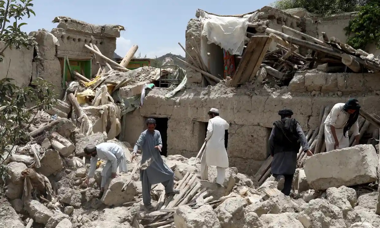 Los supervivientes del terremoto en Afganistán cavan con las manos mientras los rescatistas se esfuerzan por llegar a la zona