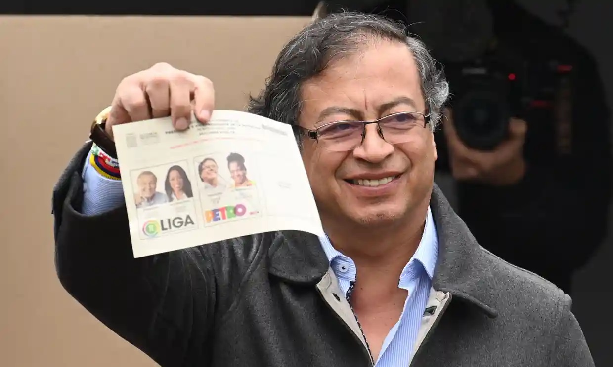 Gustavo Petro: el primer presidente de izquierda se enfrenta a un difícil desafío en Colombia