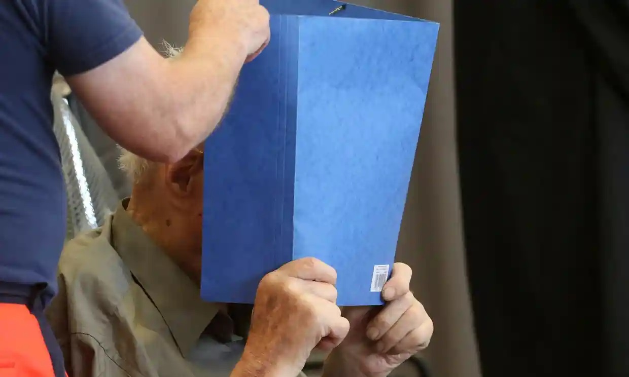 Exguardia de un campo nazi, de 101 años, es condenado por complicidad en asesinatos