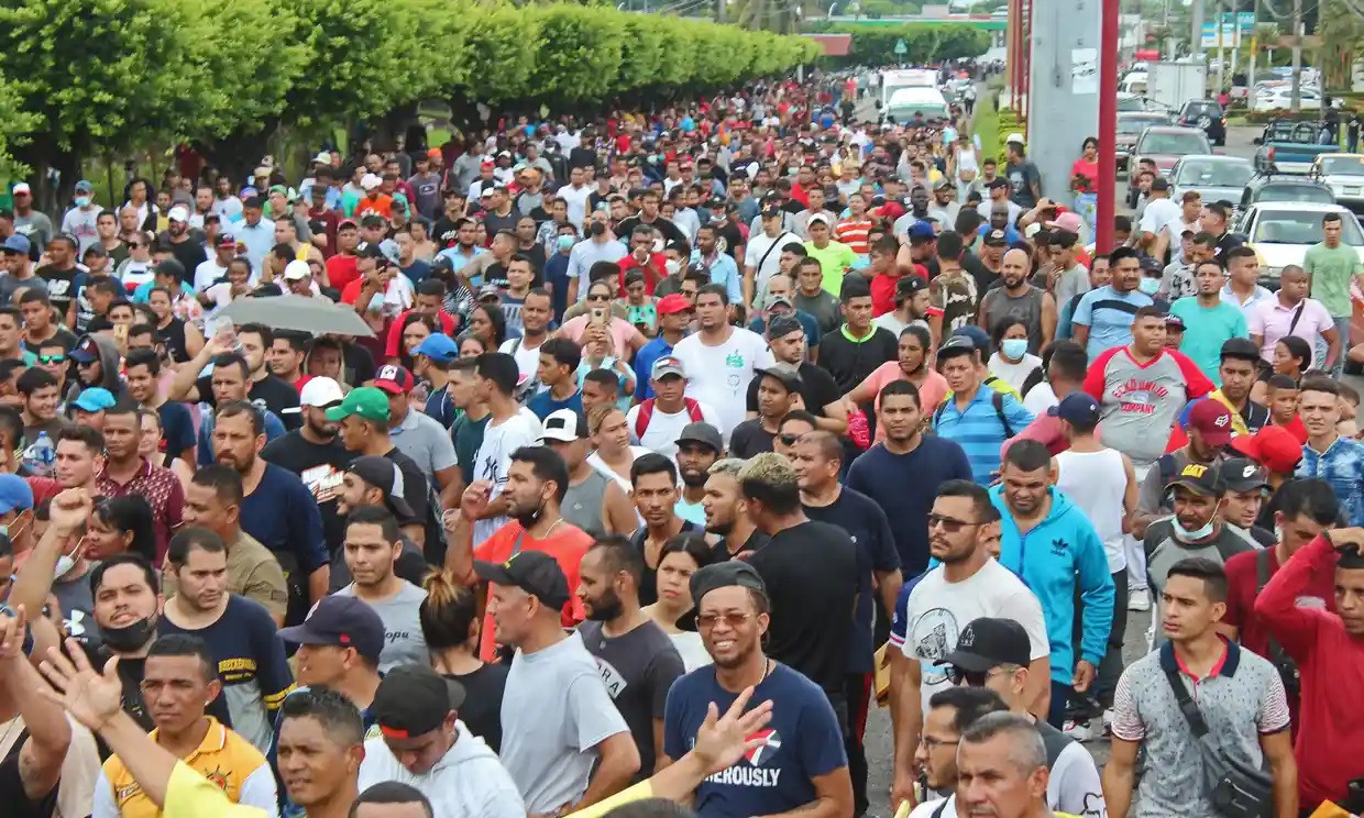 Hasta 15 mil personas podrían unirse a la caravana de migrantes más grande de la historia que atraviesa México rumbo a EU