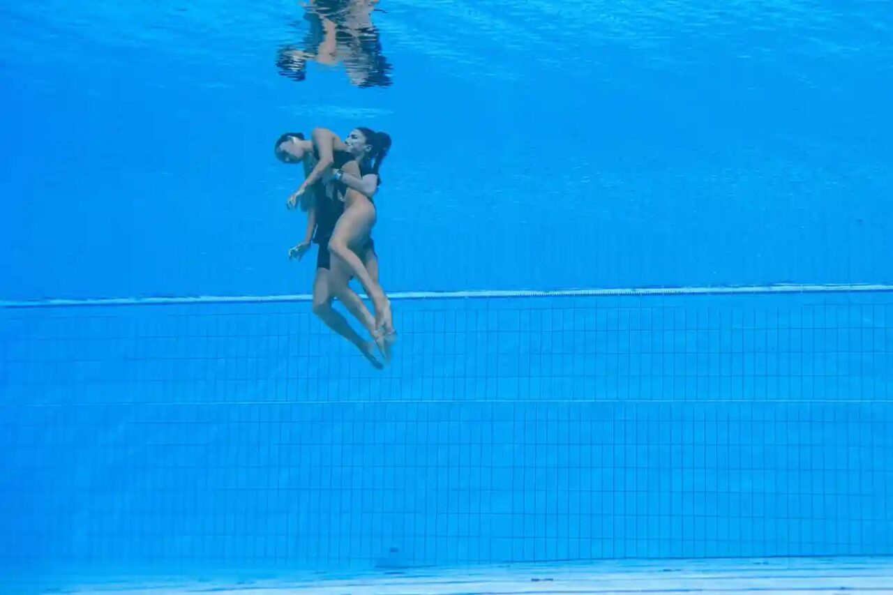 El dramático rescate en el campeonato mundial después de que la nadadora Anita Alvarez se desmayara y se hundiera en el fondo de la alberca