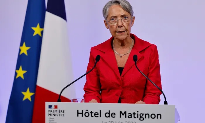 La primera ministra francesa, bajo presión después de que la alianza de Macron perdiera la mayoría absoluta