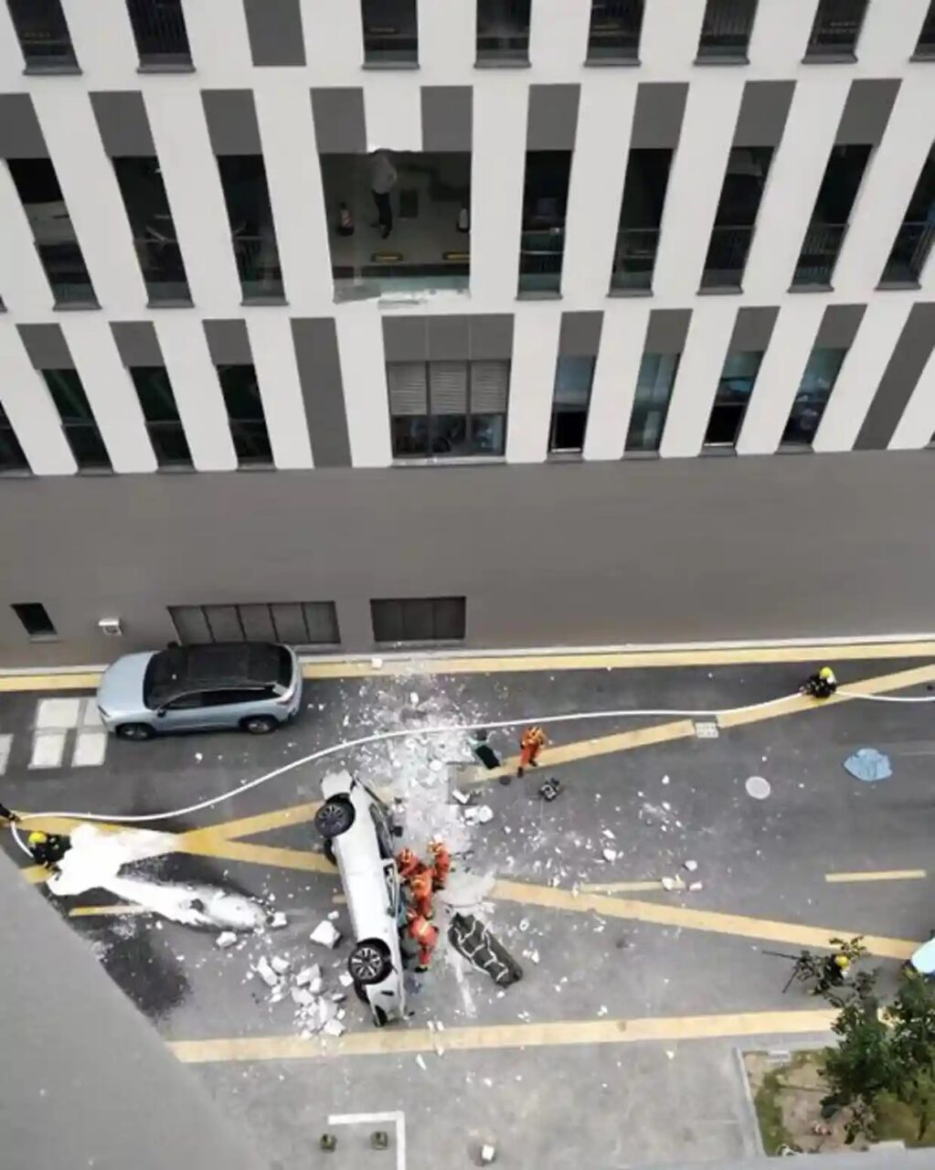 Dos muertos tras la caída de un vehículo eléctrico chino desde el tercer piso de las oficinas de una empresa