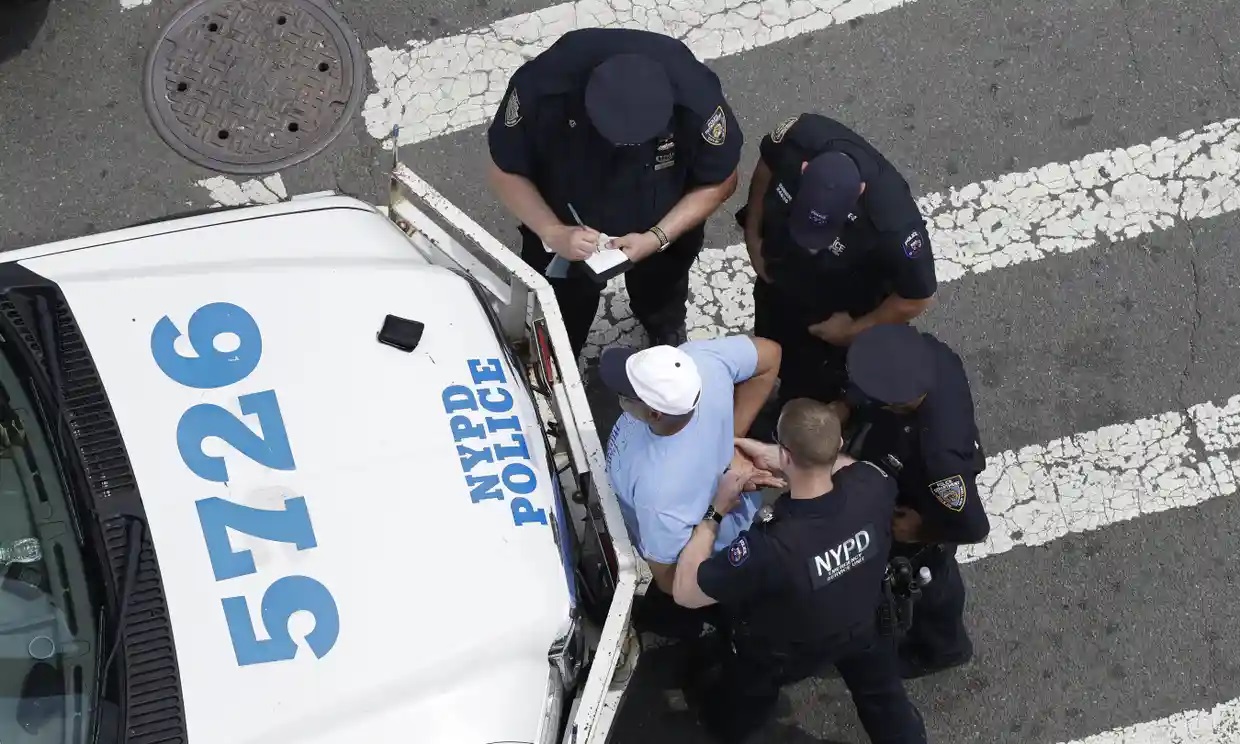 La ‘paradoja de las resoluciones de casos’: ¿podría una menor vigilancia policial realmente reducir la violencia armada en Nueva York?
