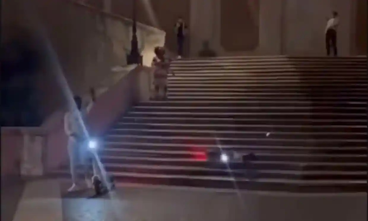 Turista estadounidense lanza su scooter por la escalinata de la Plaza de España de Roma y causa daños por 25 mil euros