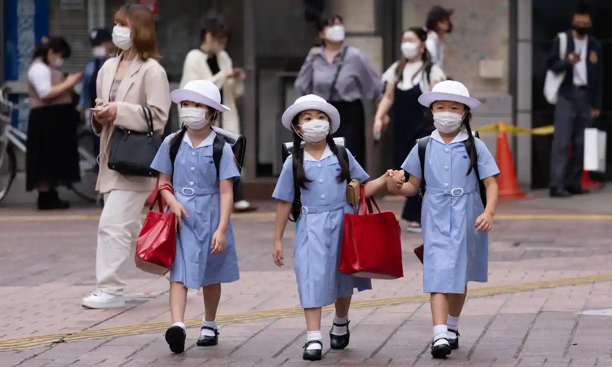 Los niños en Japón ya pueden volver a hablar durante el recreo ante la disminución en los casos de Covid-19