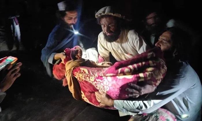 Cientos de muertes tras un terremoto de 6.1 grados en Afganistán