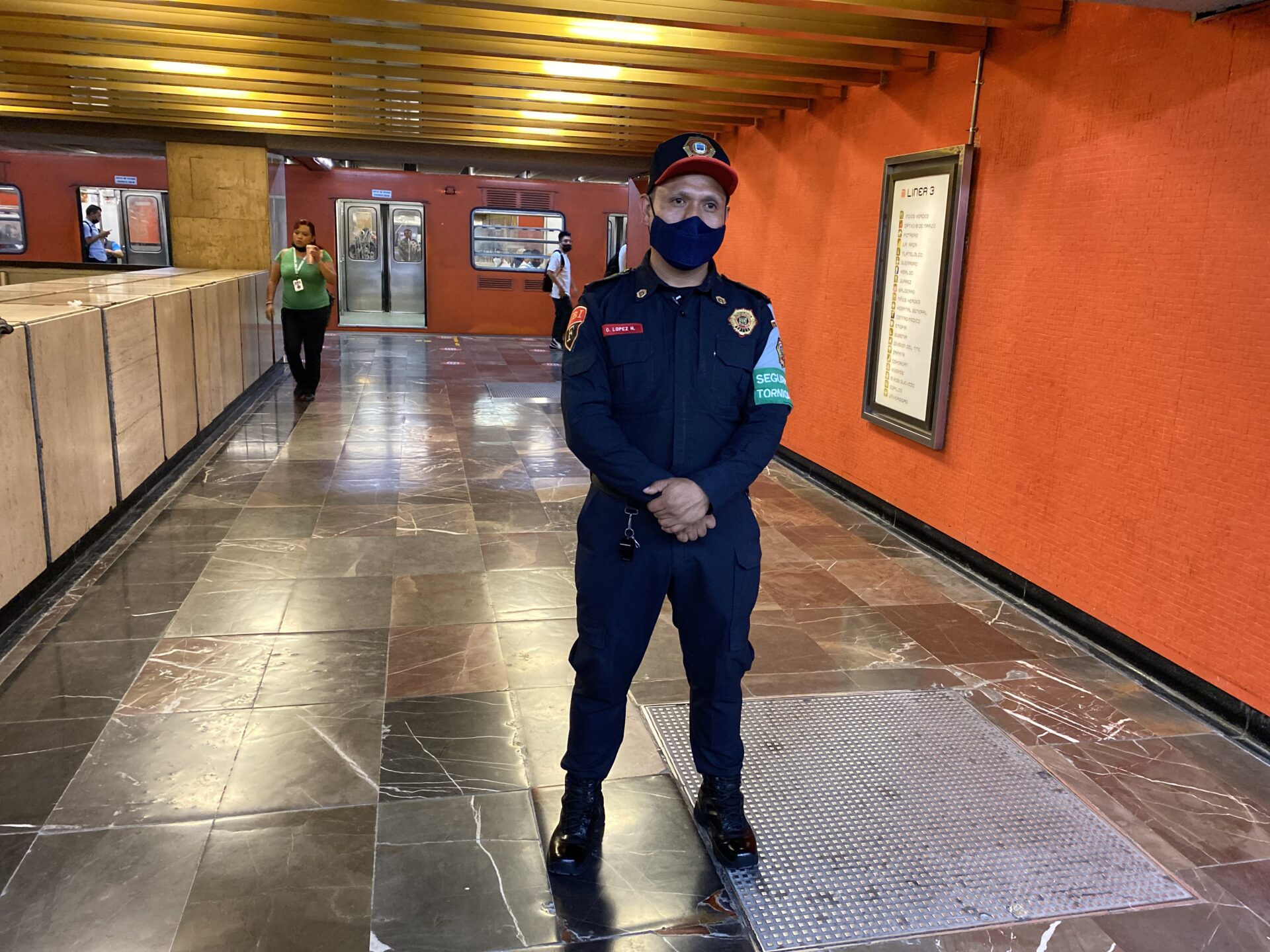 Un policía localiza un ‘tupper’ misterioso en el Metro de la CDMX