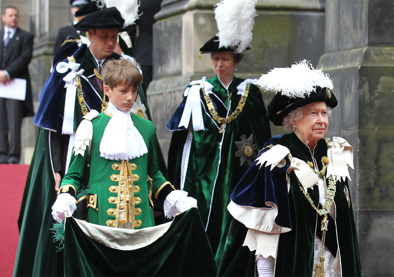 La reina Isabel II concede la Orden del Cardo a una abogada y un político