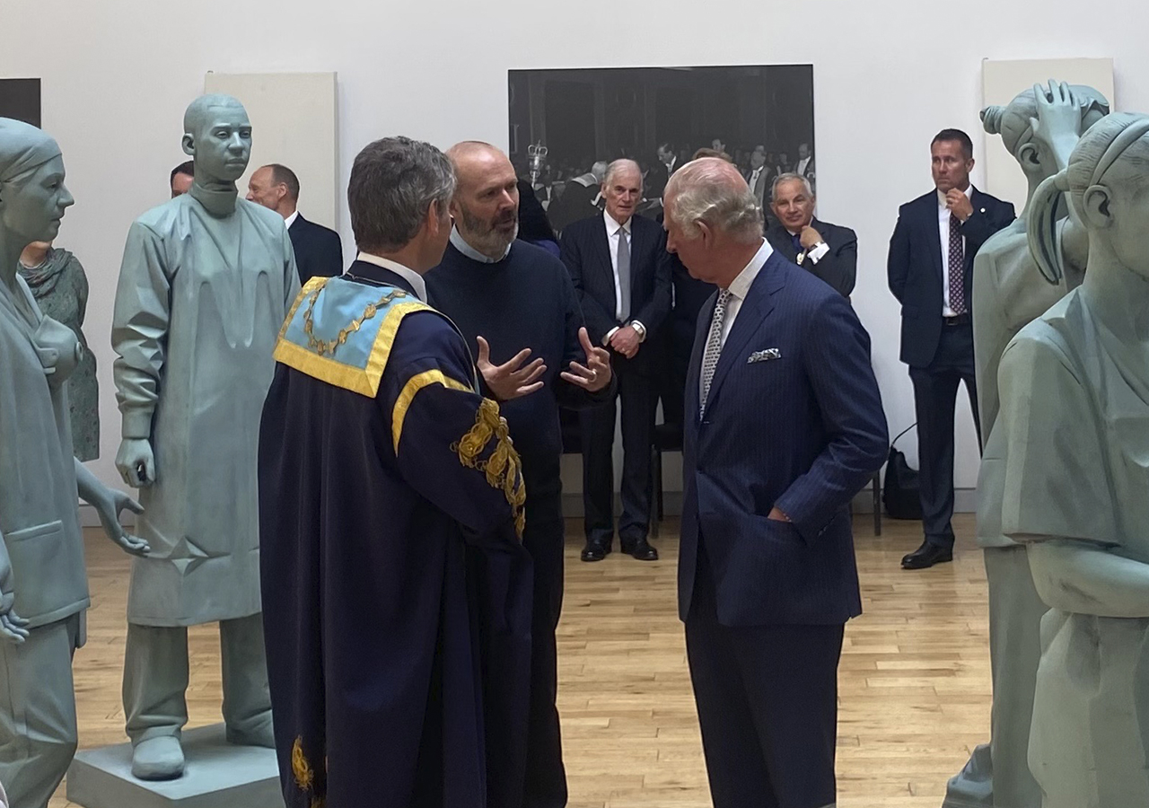 El príncipe Carlos revela escultura en el Colegio de Cirujanos de Edimburgo