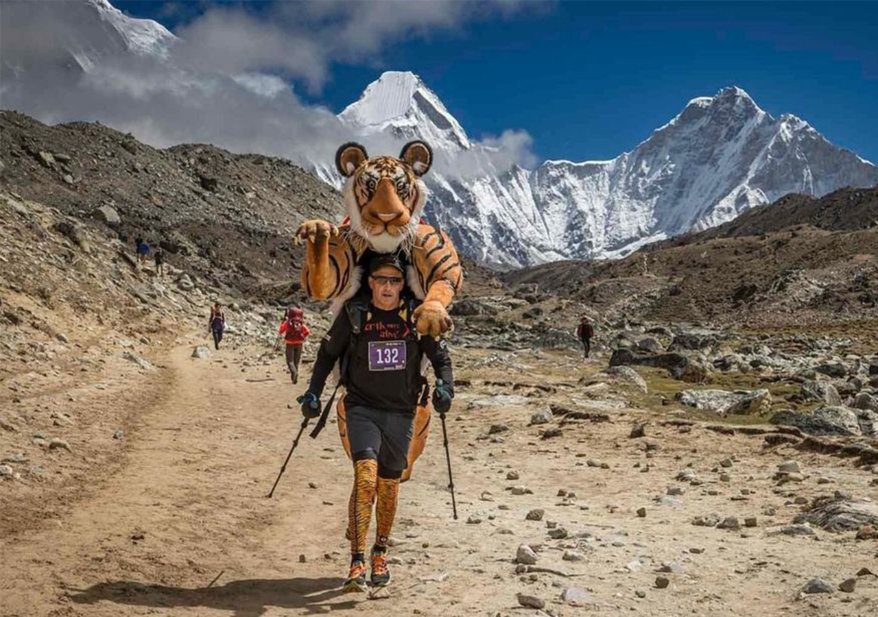 Fotógrafo corre en el Everest con un tigre a cuestas