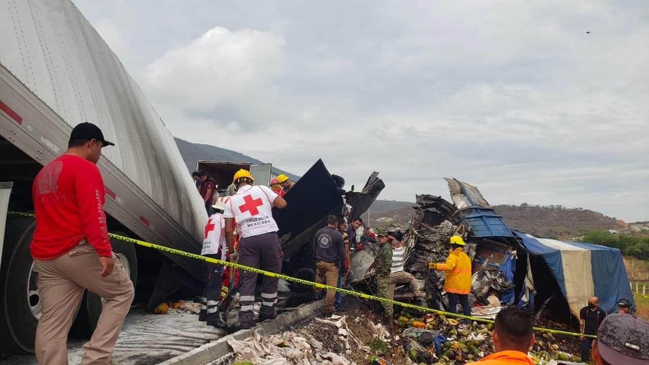 Choque de tráilers deja un muerto en la autopista Siglo XXI en Tlaltizapán, Morelos