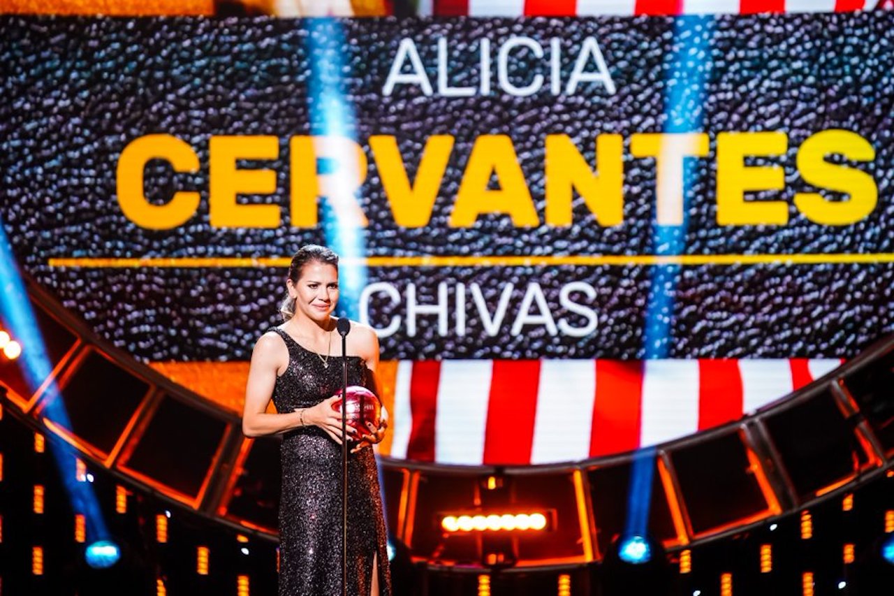 Alicia Cervantes, de Chivas, y Camilo Vargas, del Atlas, ganan el Balón de Oro de la Liga MX