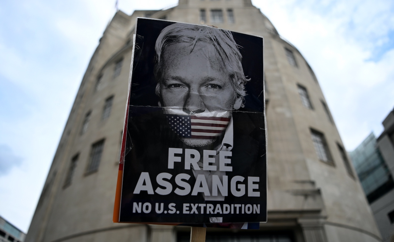 AMLO pedirá a Biden que indulte a Julian Assange y reitera que México podría darle asilo