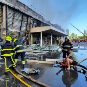 Ataque contra centro comercial en el centro de Ucrania deja al menos dos muertos