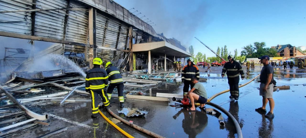 Ataque contra centro comercial de Ucrania deja al menos dos muertos