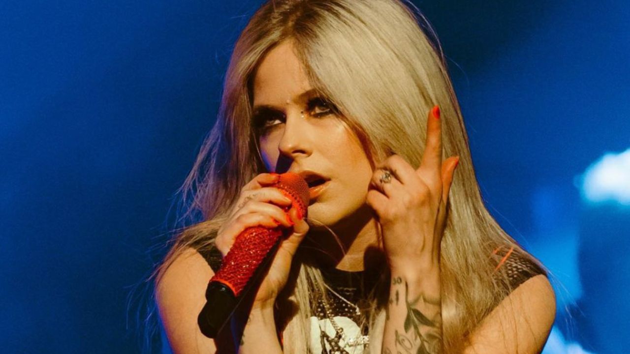 Avril Lavigne celebra 20 años del álbum <em>Let Go</em> recreando su portada