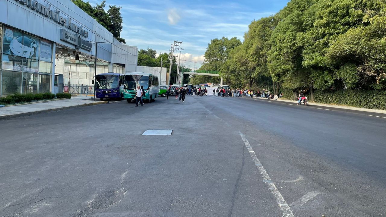 Transportistas marchan sobre la Calzada de Tlalpan, rumbo al Zócalo