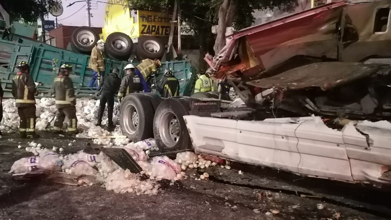 Tráiler con cebollas cae de puente vehicular en Zaragoza y deja una persona herida