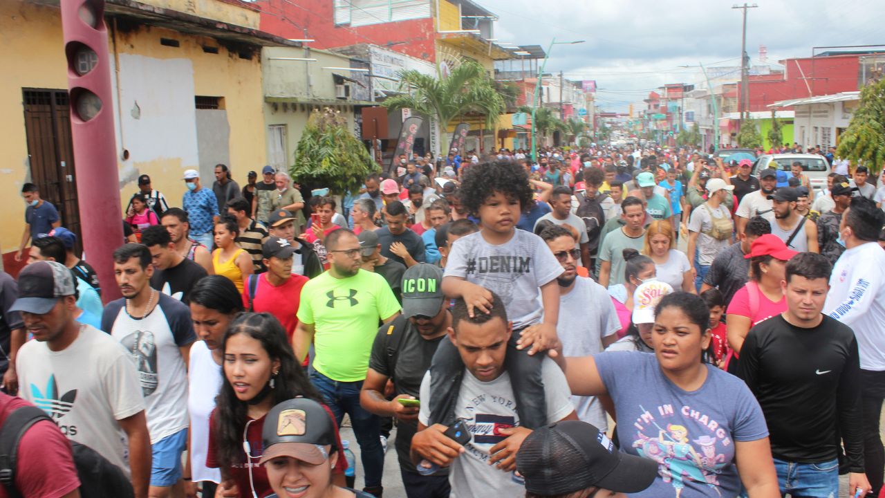 ‘No somos criminales, sino trabajadores internacionales’: Caravana sale de Chiapas rumbo a EU