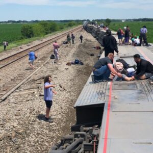 Tren se descarrila en el centro de EU y deja 3 muertos