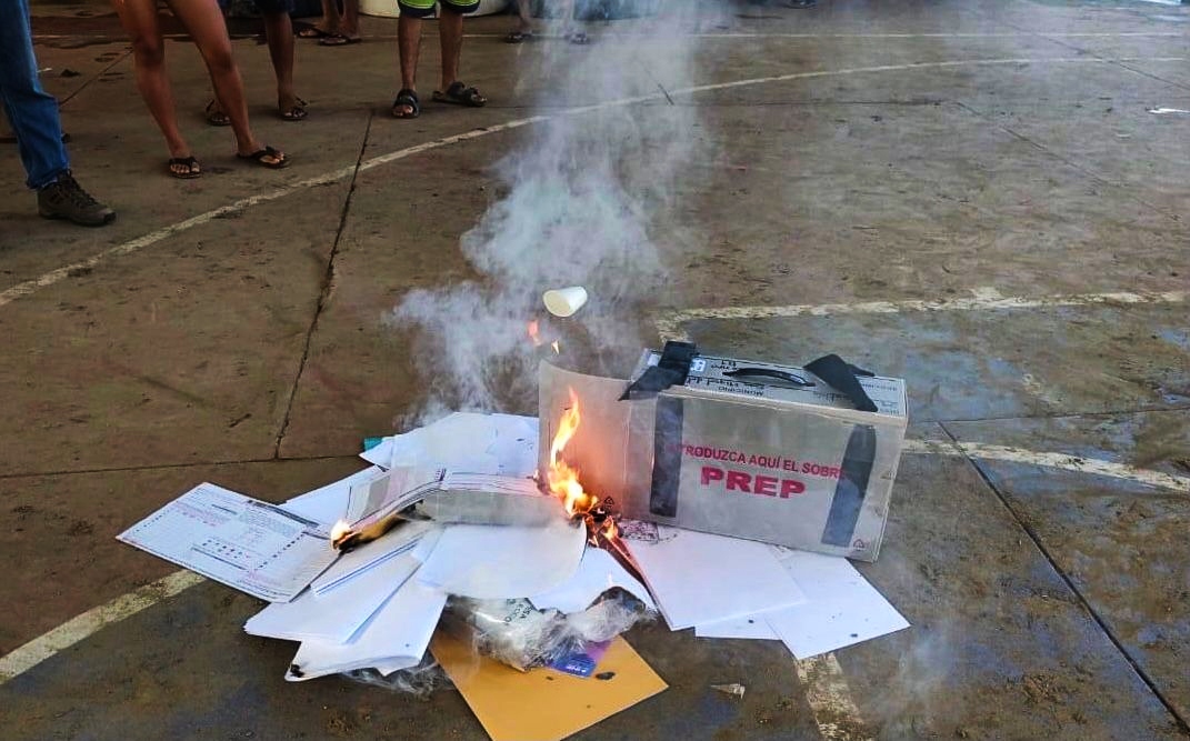 En Oaxaca, pobladores queman urnas en comunidades