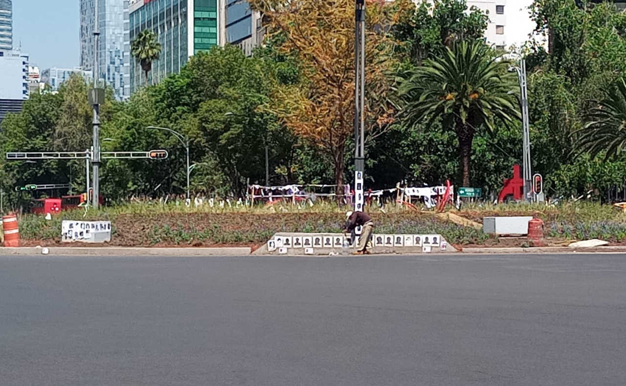El gobierno de CDMX quita otra vez fotos de desaparecidos de la glorieta en Reforma