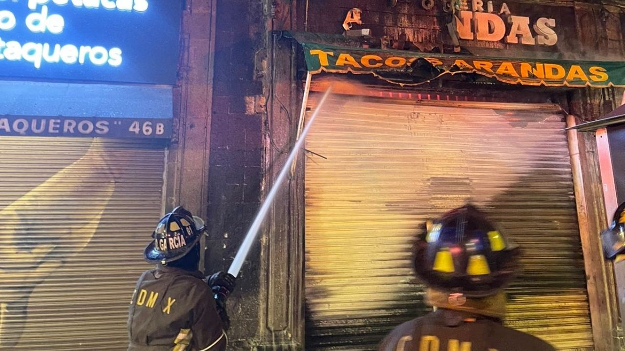 Taquería se incendia en el Centro Histórico de la CDMX