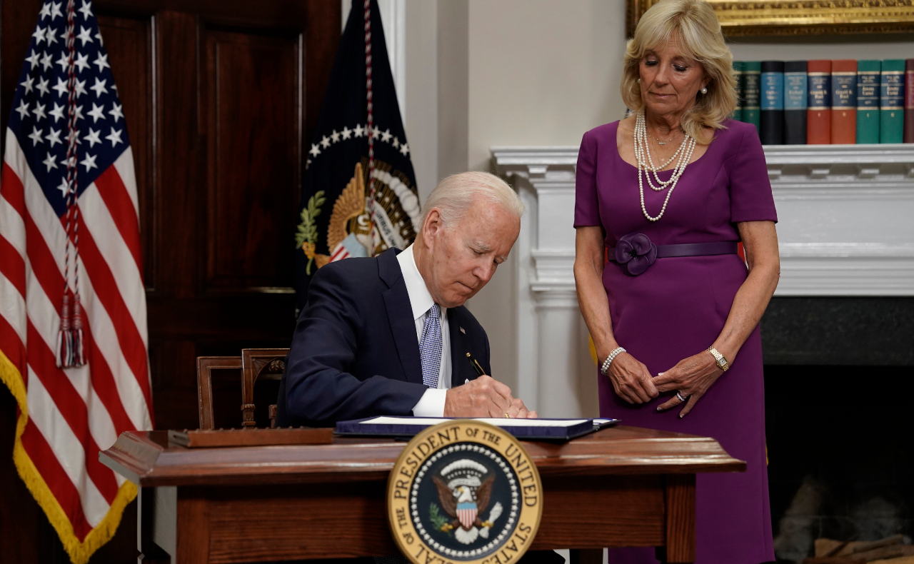 ‘La más importante en 30 años’: Biden firma ley que regula control de armas en EU