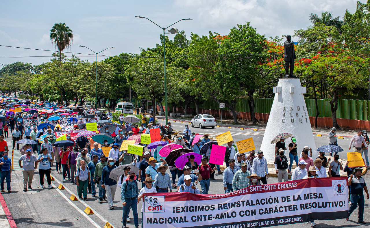 Miles de maestros marchan contra la reforma educativa en Tuxtla Gutiérrez