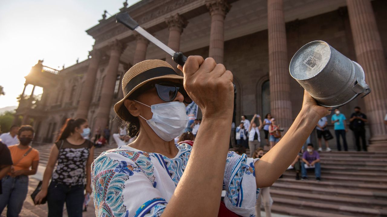 Protestan a cacerolazos por escasez de agua en Monterrey
