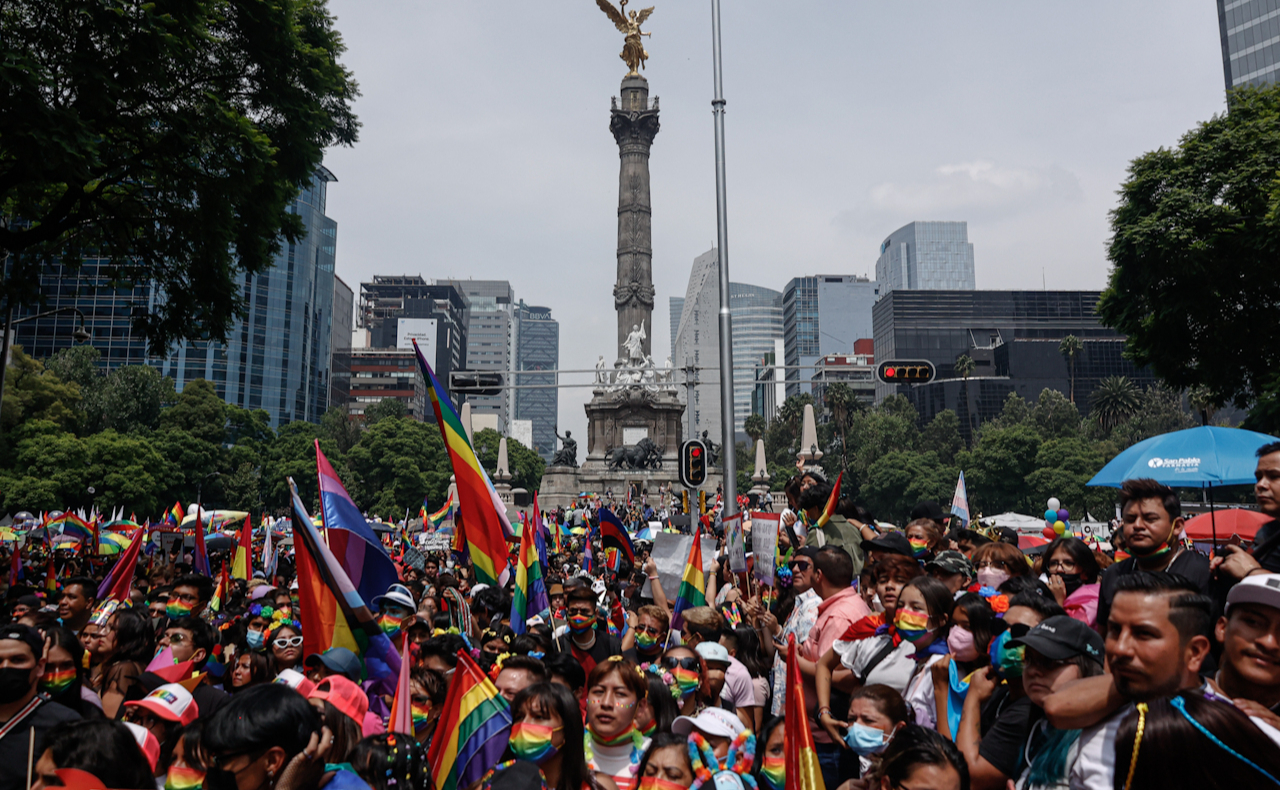 Miles toman las calles de CDMX para protestar contra la discriminación y celebrar la diversidad