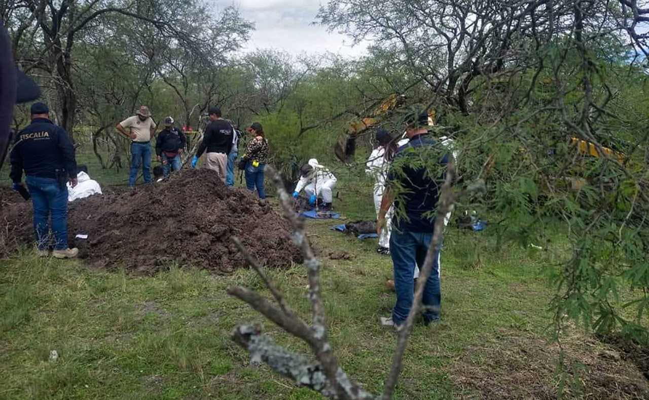 Suman 14 cuerpos exhumados en fosas clandestinas de Michoacán