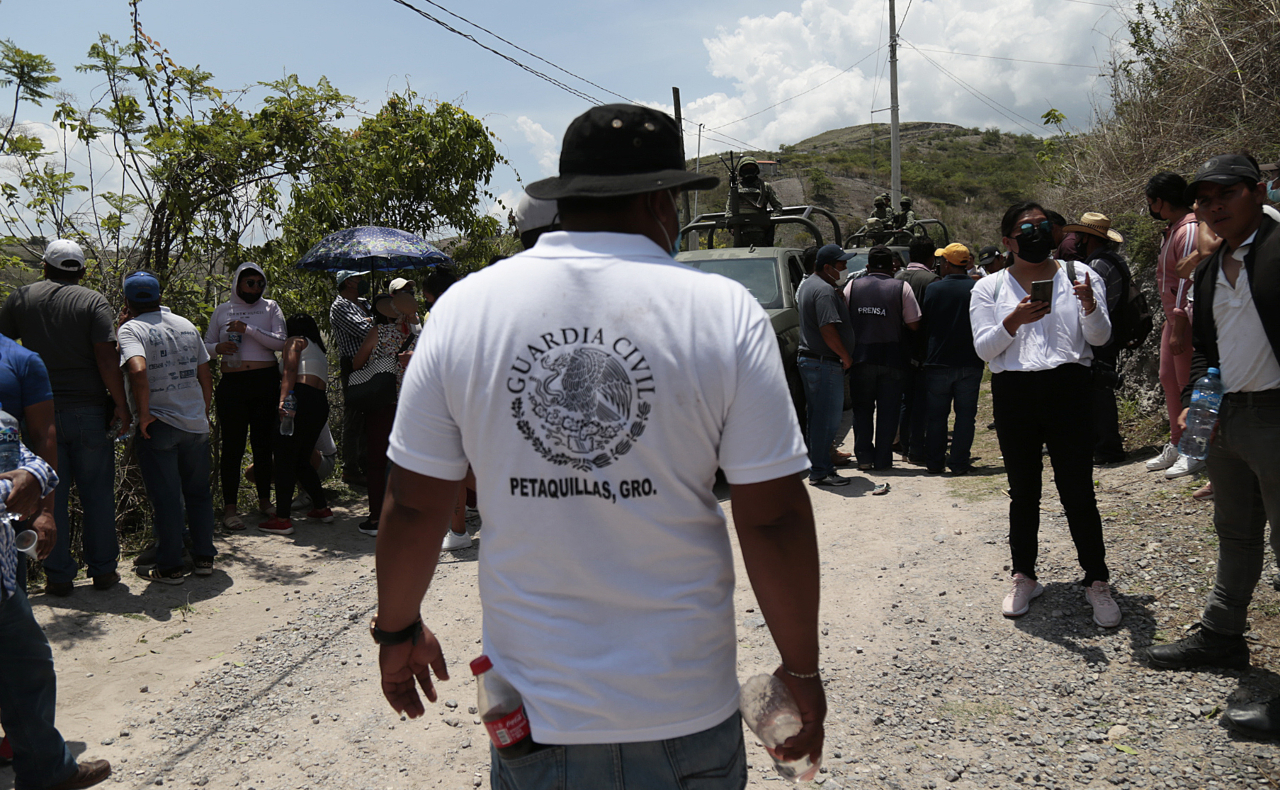 Pobladores de Petaquillas, Guerrero, retienen a militares; exigen puesto de revisión