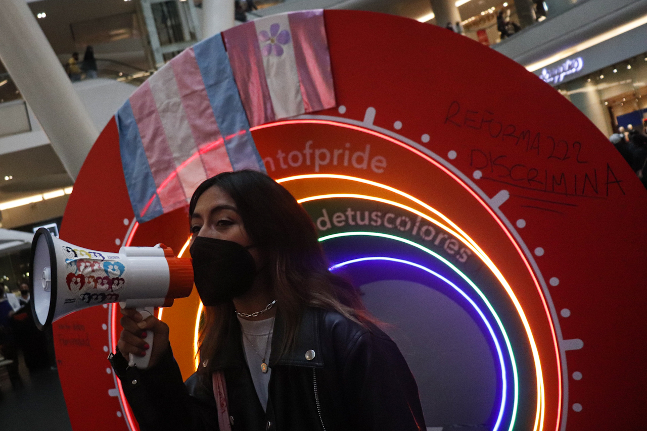 ‘Reforma 222 es lesbofóbico’: comunidad LGBT+ protesta por discriminación en la plaza