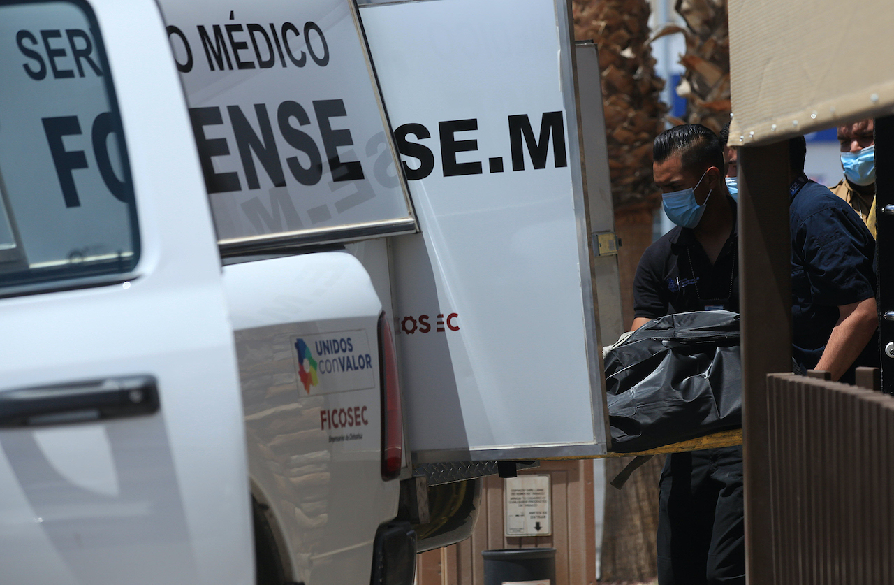 Recuperan los cuerpos de los sacerdotes jesuitas y el guía de turistas asesinados en Urique, Chihuahua