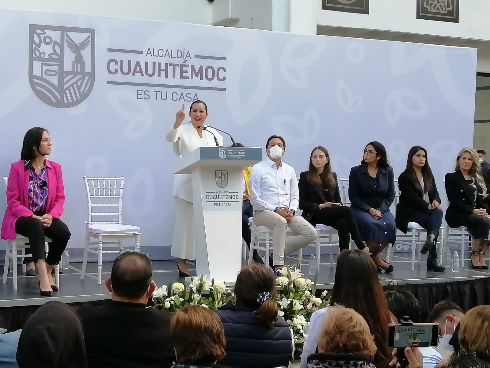 Sandra Cuevas se lanza contra AMLO: ‘yo hago a los pobres ricos, usted hace a los pobres más pobres’