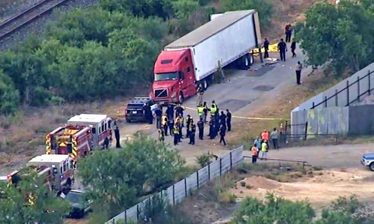 Suman 50 migrantes muertos, 22 mexicanos, tras ser abandonados en tráiler en Texas