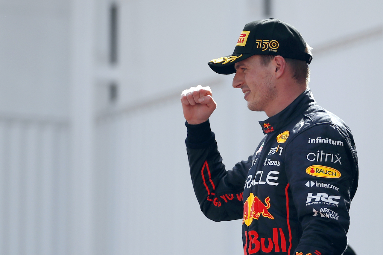 Red Bull domina en Azerbaiyán: Verstappen gana y ‘Checo’ termina segundo