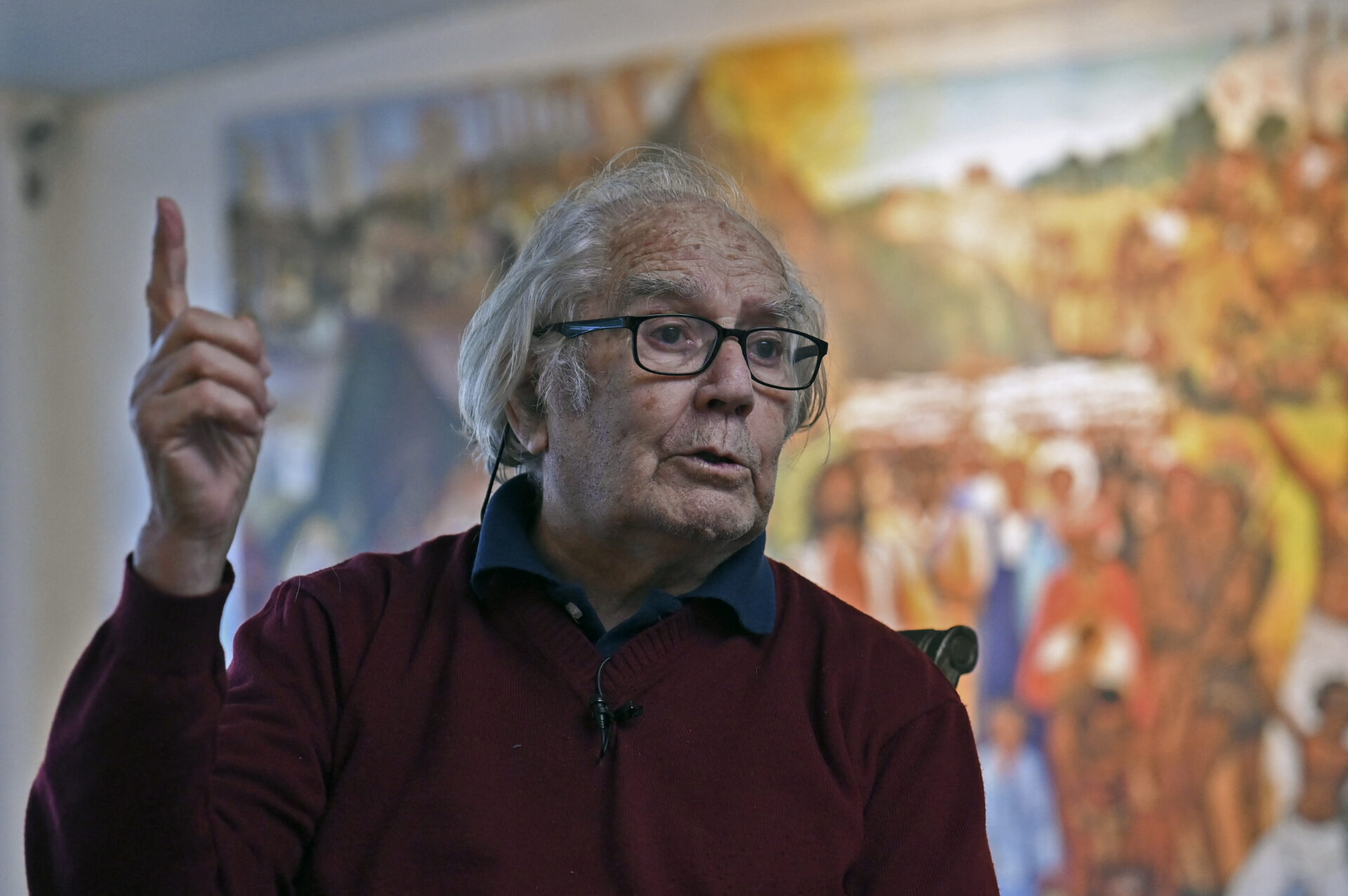El premio Nobel Adolfo Pérez Esquivel muestra sus pinturas
