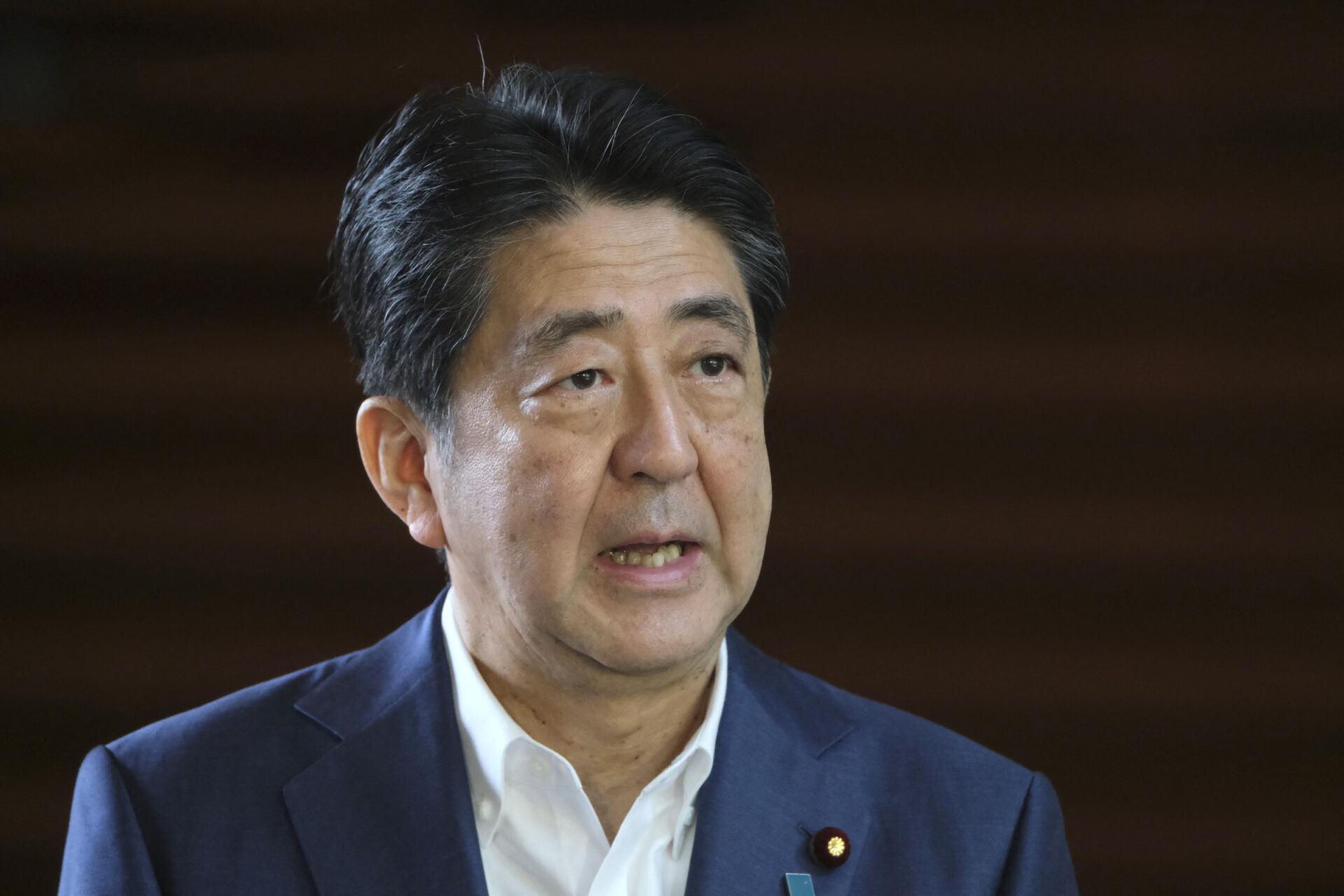 Balean a Shinzo Abe, exprimer ministro de Japón, en un mitin político