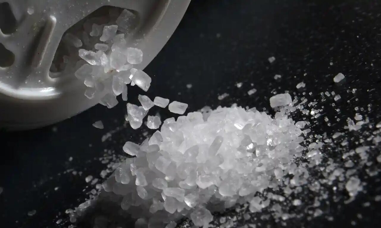 Añadir sal a la comida antes de comer puede restar años de vida